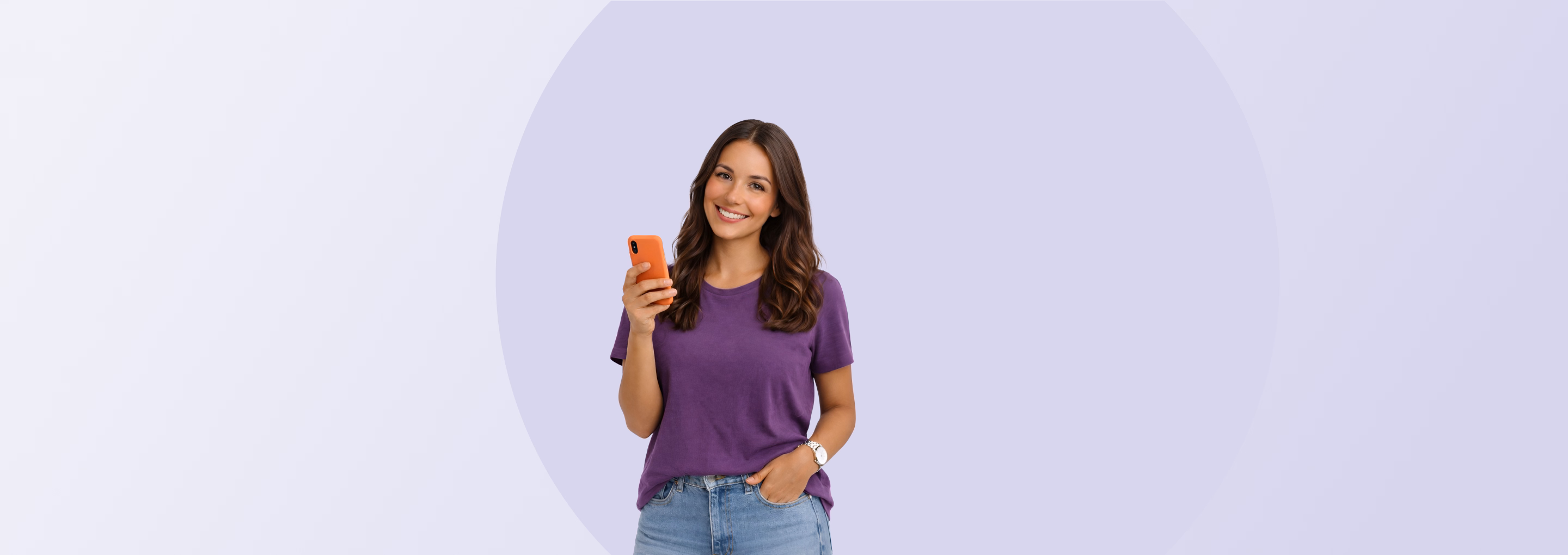 Una mujer sostiene un smartphone y señala hacia el corredor, simbolizando la aplicación rápida y cómoda para un préstamo en línea.