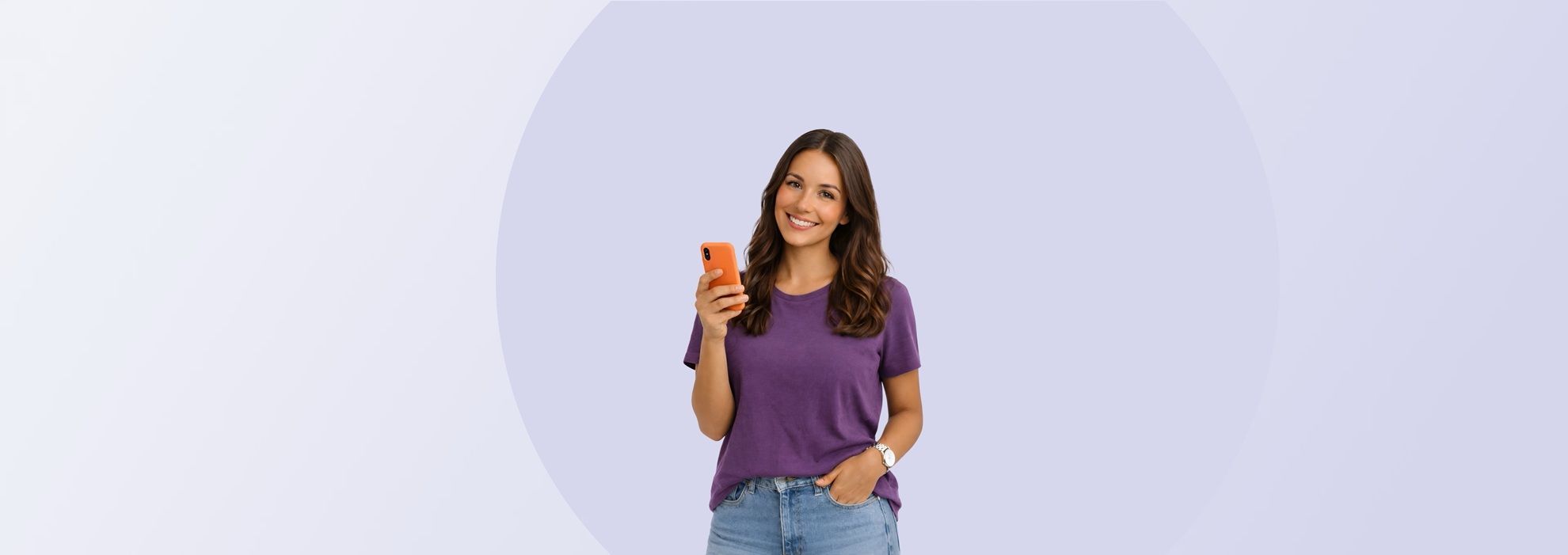 Mujer sonriente con teléfono móvil en la mano sobre fondo lila, representando una solicitud de crédito online sencilla